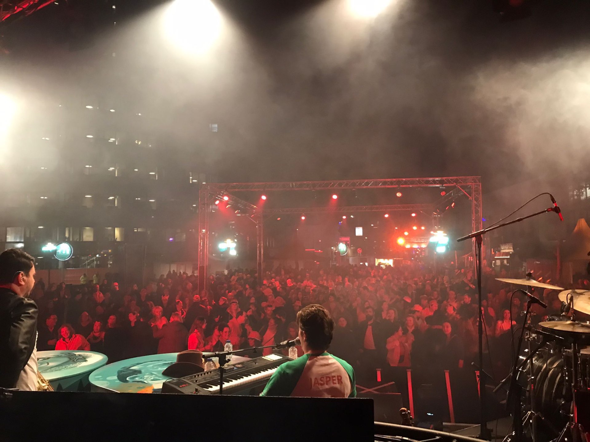 Publiek dicht op de piano tijdens een Je PianoBoys show