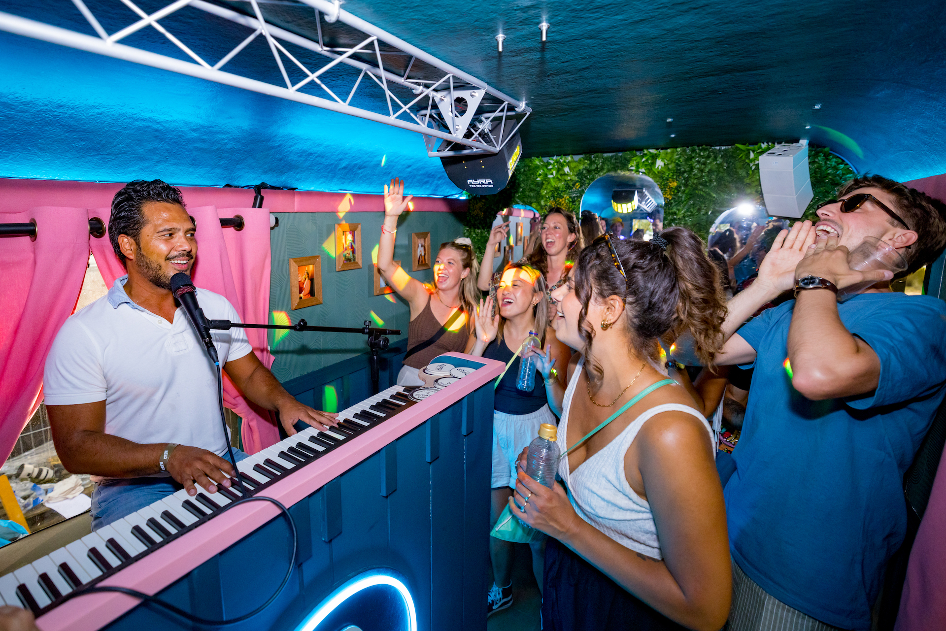 Piano Karaoke in de kar